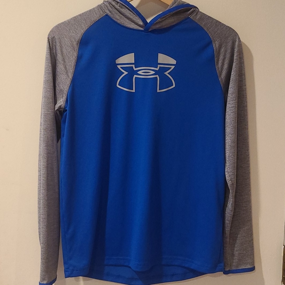 Boys Under Armour long sleeved loose dry fit
